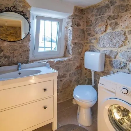 House Frank Nyaraló